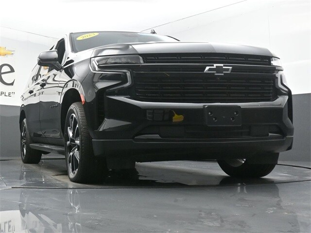 2023 Chevrolet Suburban RST photo 3