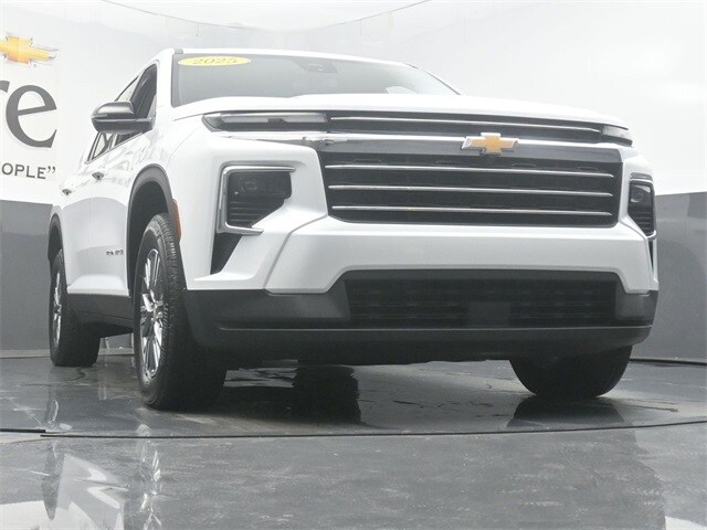 2025 Chevrolet Traverse photo 3