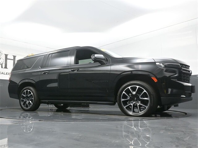 2023 Chevrolet Suburban RST photo 2
