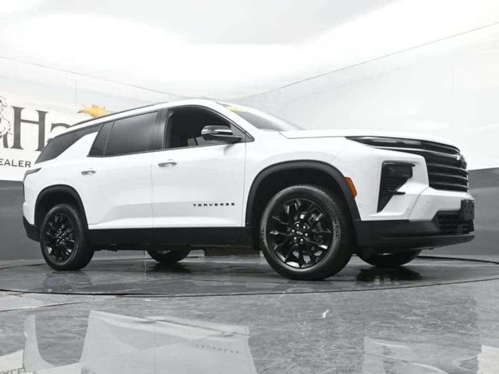 Used 2025 Chevrolet Traverse LT SUV
