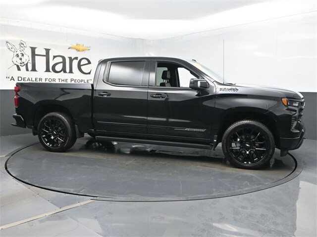 2024 Chevrolet Silverado 1500 High Country photo 2