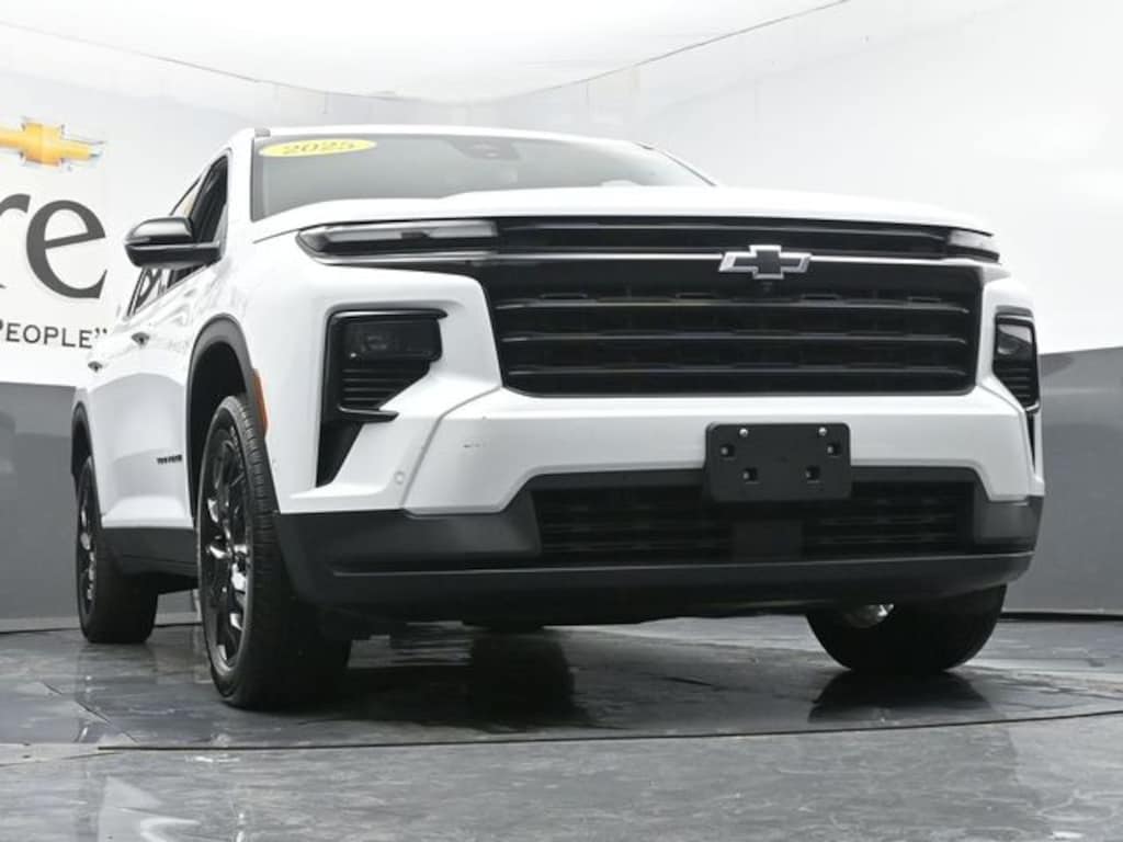 Used 2025 Chevrolet Traverse LT SUV