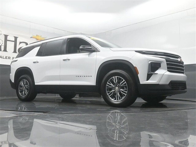 2025 Chevrolet Traverse photo 2