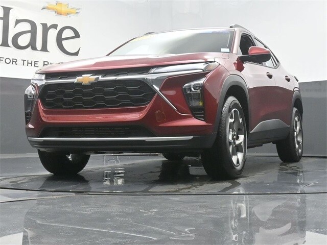 2025 Chevrolet Trax LT photo 2