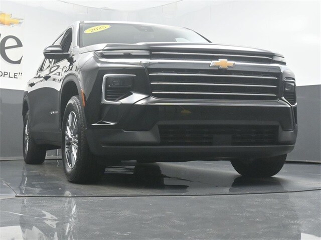 2025 Chevrolet Traverse photo 2