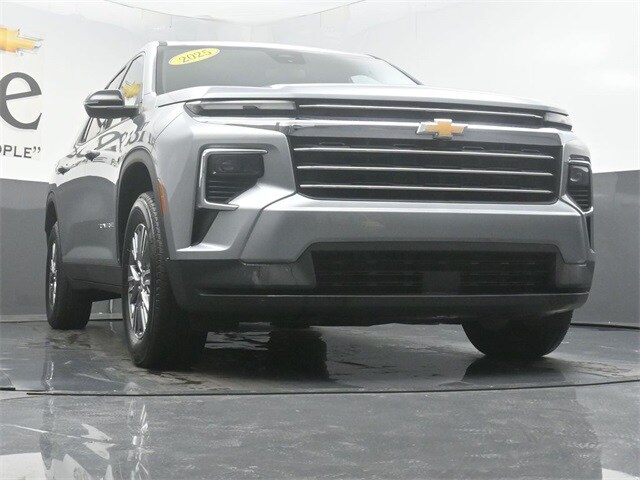 2025 Chevrolet Traverse photo 3