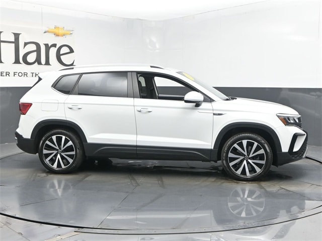 2023 Volkswagen Taos SE's photo