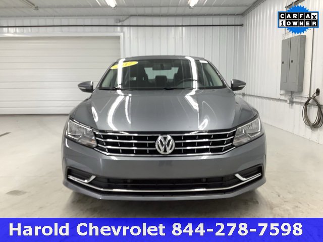 2017 Volkswagen Passat SE photo 2