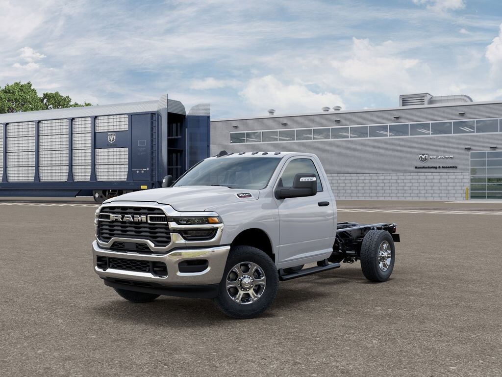 New 2026 Ram 3500 TRADESMAN CHASSIS REGULAR CAB 4X4 60' CA Pickup