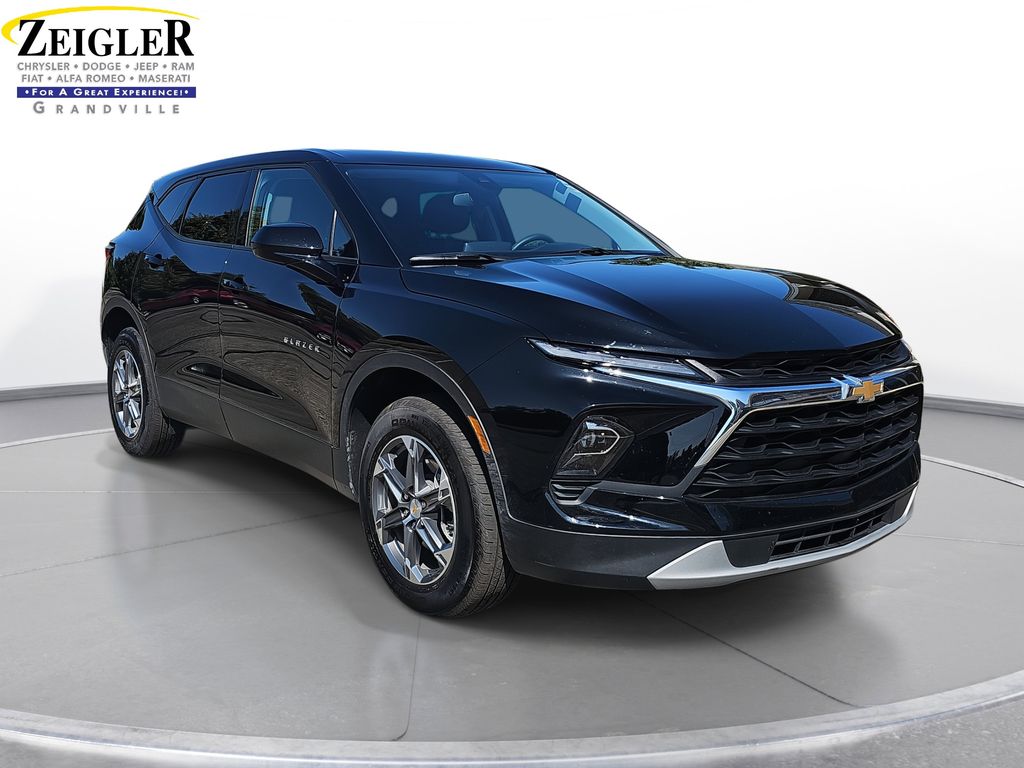 2025 Chevrolet Blazer 2LT photo 2