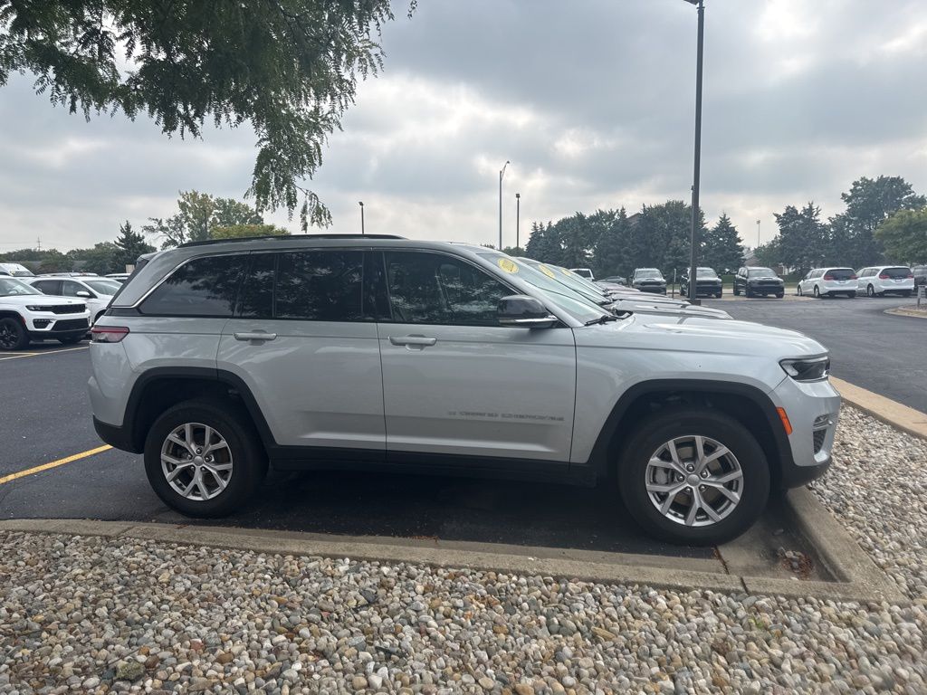 2022 Jeep Grand Cherokee Limited photo 4