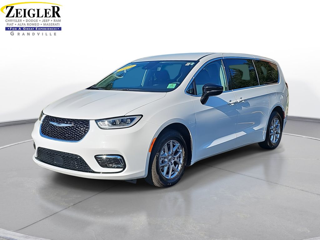 2024 Chrysler Pacifica Touring L's photo