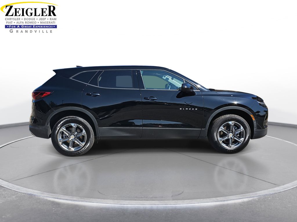 2025 Chevrolet Blazer 2LT photo 3