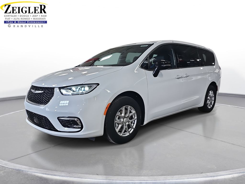 2026 Chrysler Pacifica Select's photo