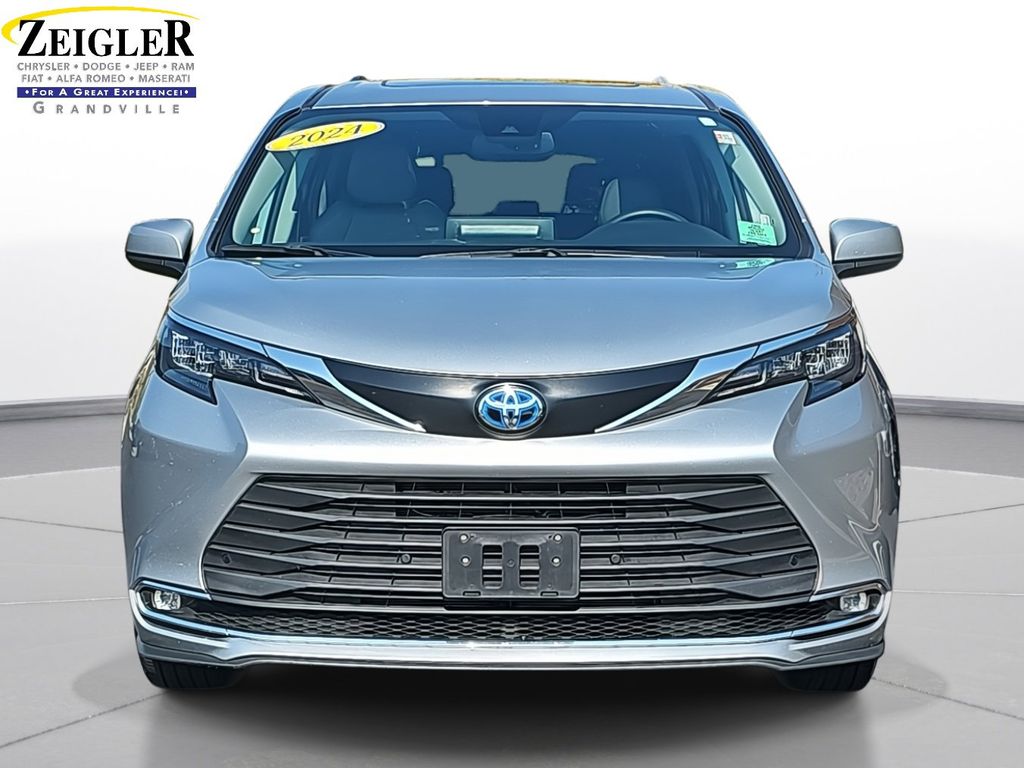 2024 Toyota Sienna XLE photo 2