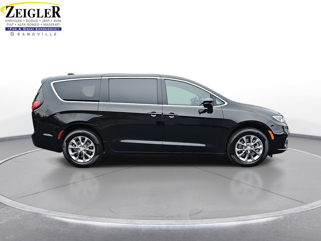 2026 Chrysler Pacifica photo 4