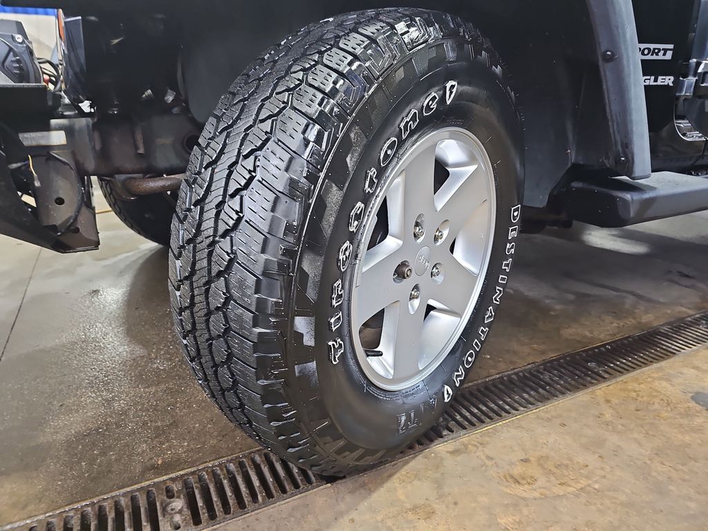 2011 JEEP WRANGLER - Image 25