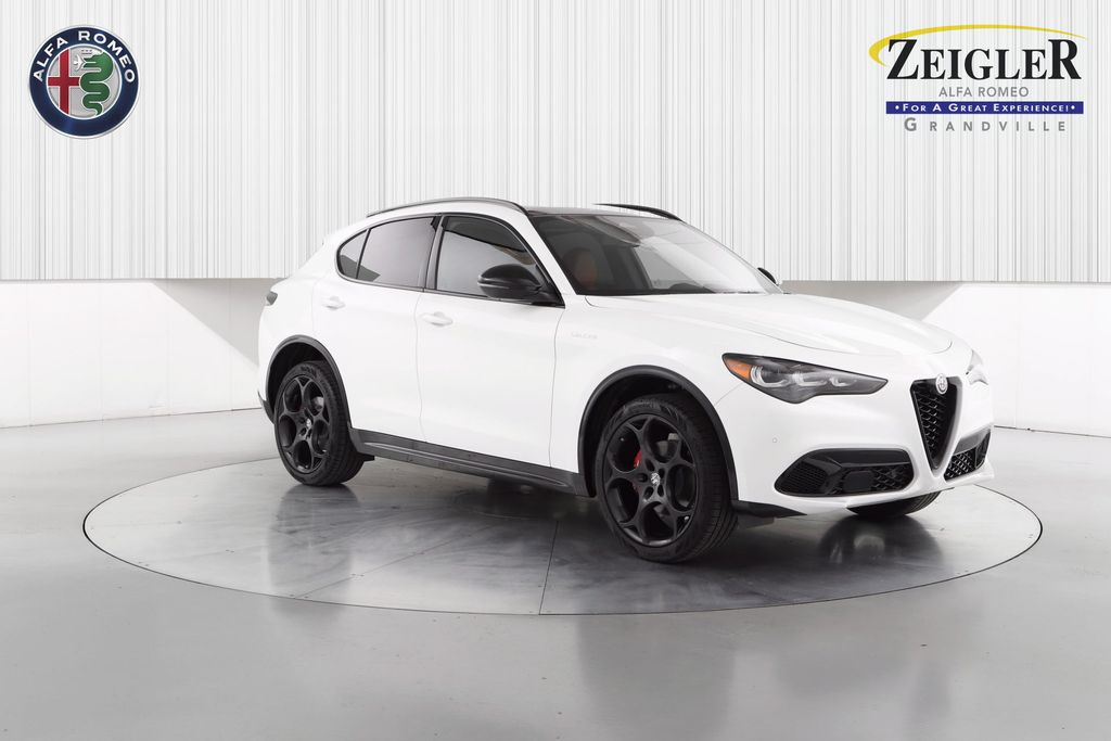 2025 Alfa Romeo Stelvio Base's photo
