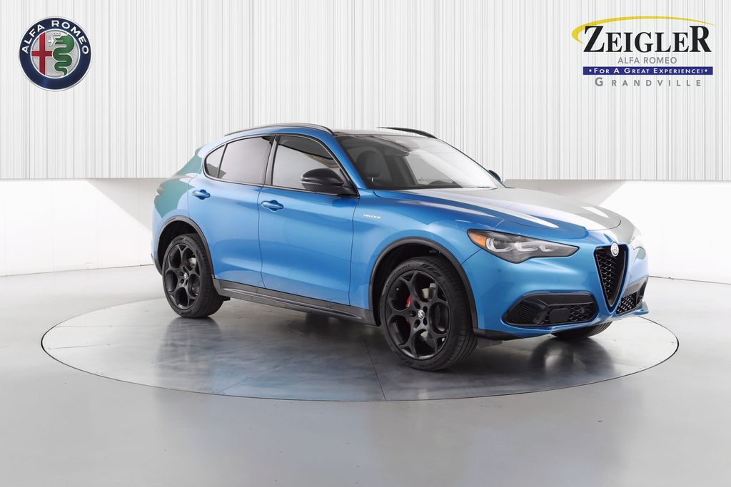 2025 Alfa Romeo Stelvio Base's photo