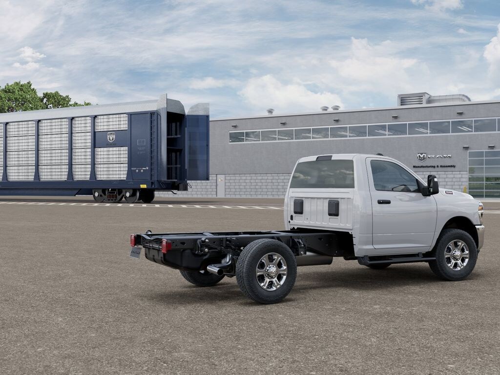 New 2026 Ram 3500 TRADESMAN CHASSIS REGULAR CAB 4X4 60' CA Pickup