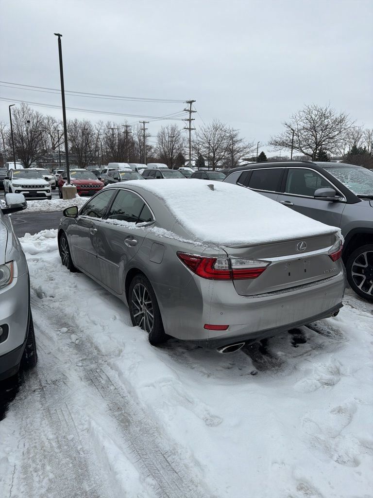 2016 Lexus ES 350's photo