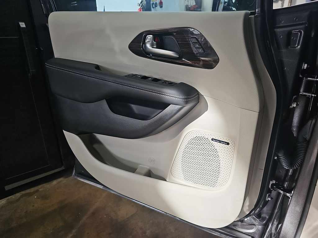 2023 CHRYSLER PACIFICA - Image 32