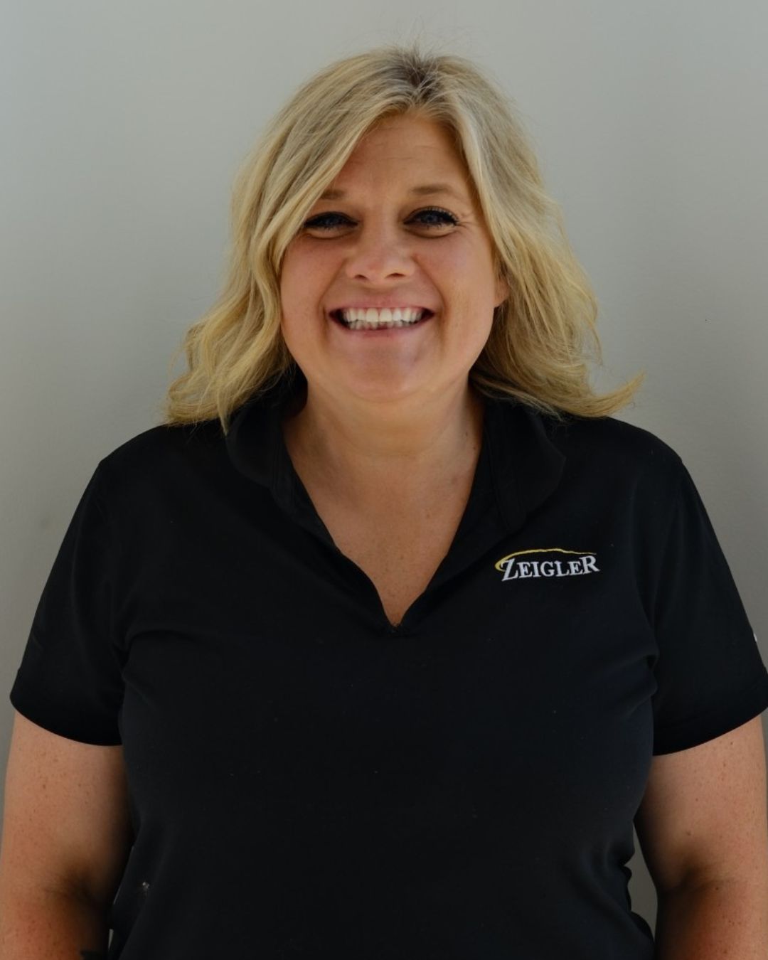 Staff member Kellie Nunez from ID_f8d72af4c106