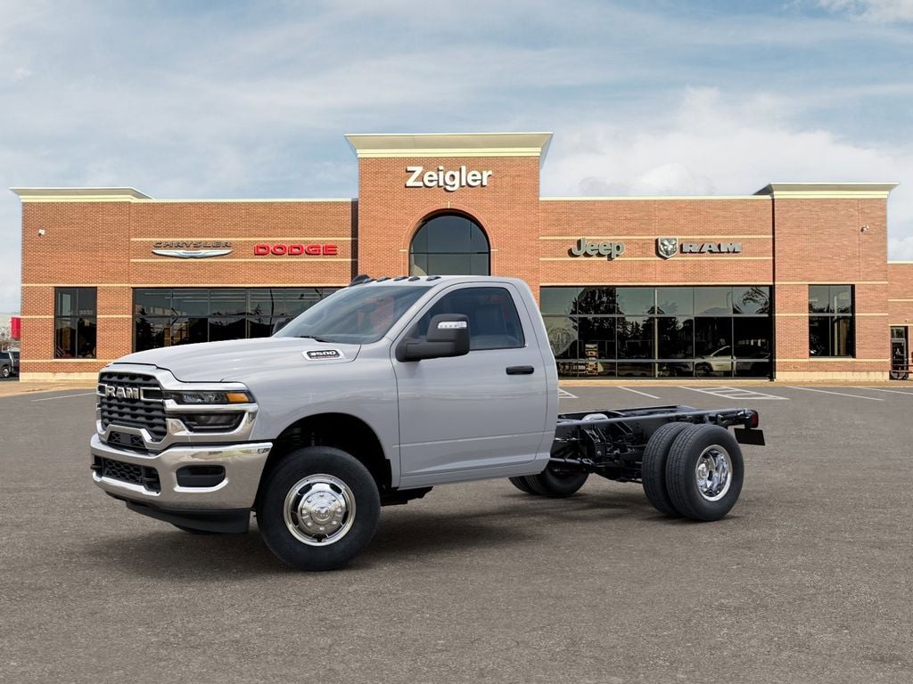 New 2026 Ram 3500 Chassis Cab TRADESMAN REGULAR 4X4 60' CA Pickup
