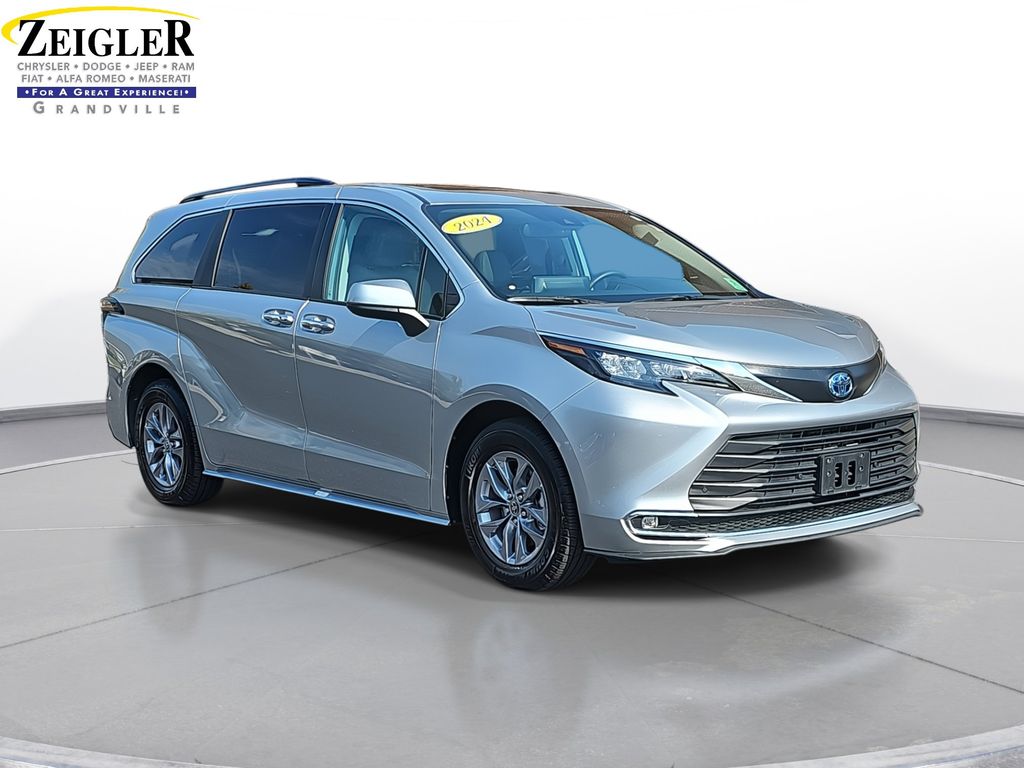 2024 Toyota Sienna XLE photo 3