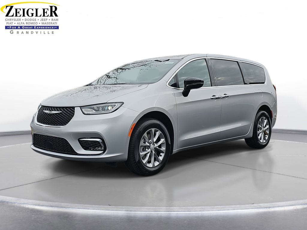 2026 Chrysler Pacifica Select's photo