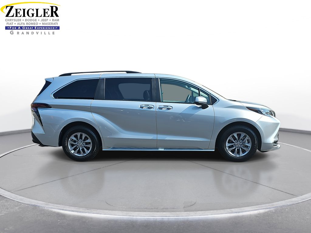 2024 Toyota Sienna XLE photo 4