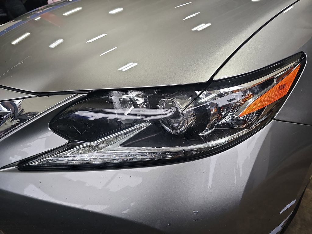 2016 LEXUS ES - Image 26