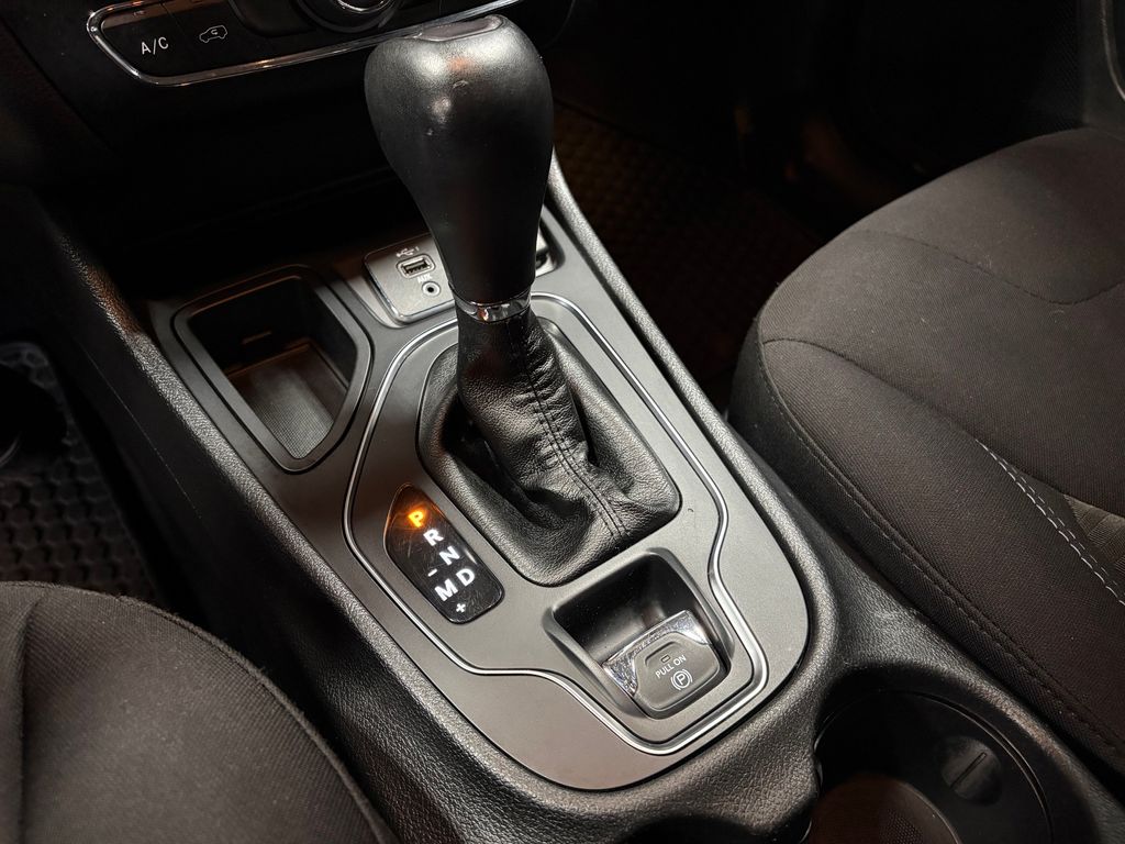 2019 JEEP CHEROKEE - Image 24