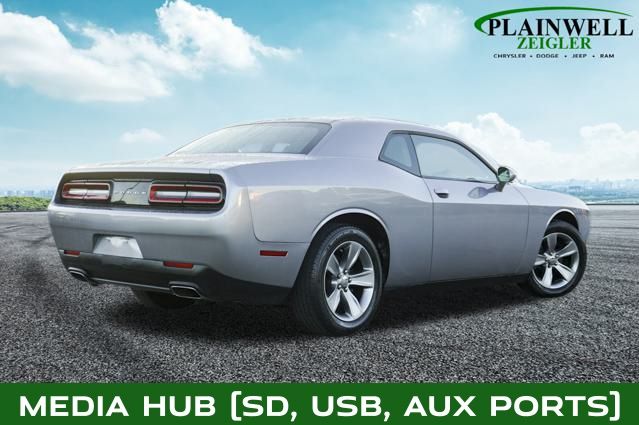 2016 Dodge Challenger SXT photo 3