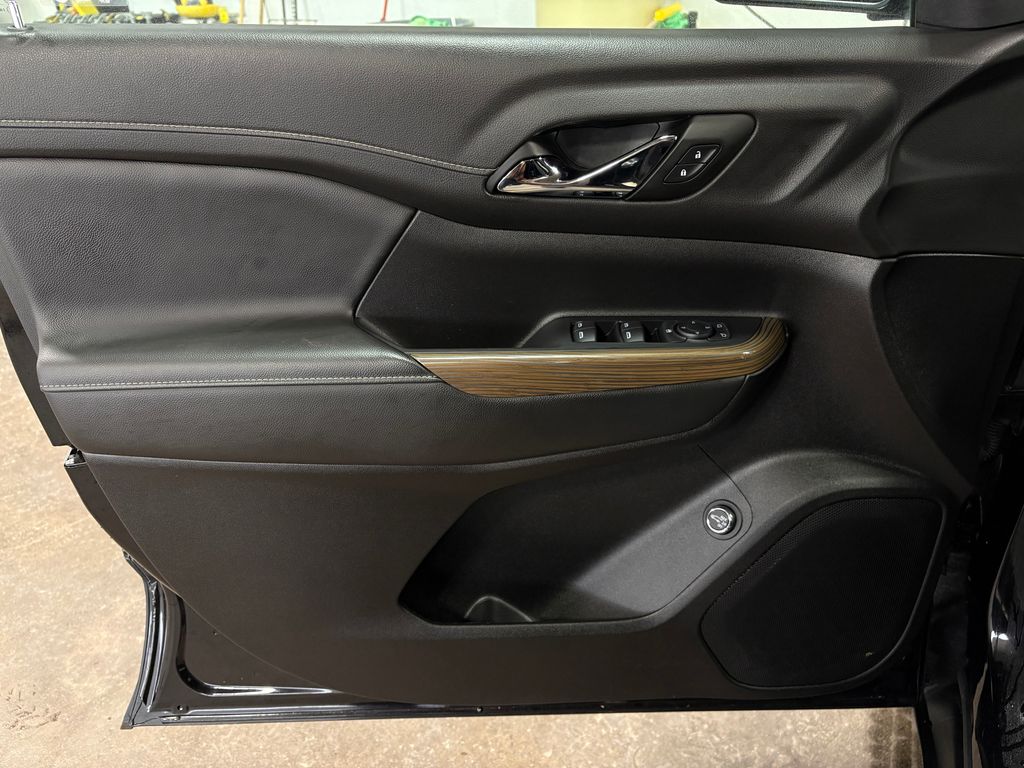 2023 GMC ACADIA - Image 18