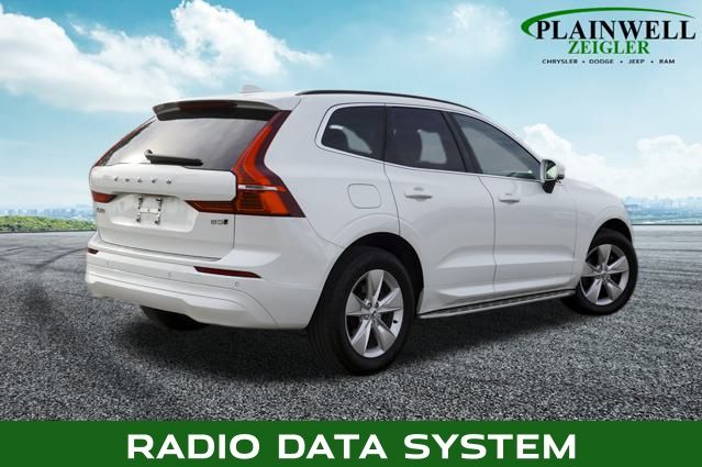2022 Volvo XC60 B5 Momentum photo 2