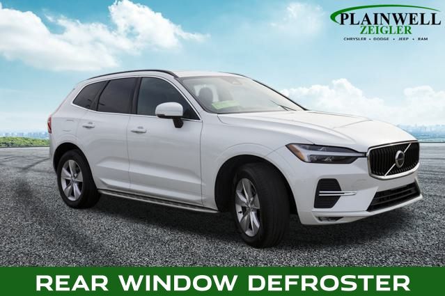 2022 Volvo XC60 B5 Momentum photo 3