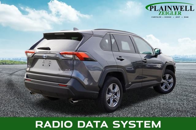 2022 Toyota RAV4 Hybrid XLE photo 3