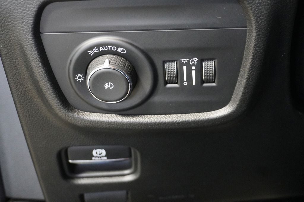 2023 JEEP GRAND CHEROKEE - Image 28