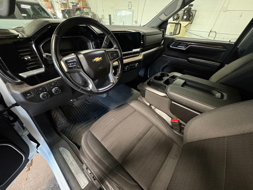 2025 CHEVROLET SILVERADO - Image 32