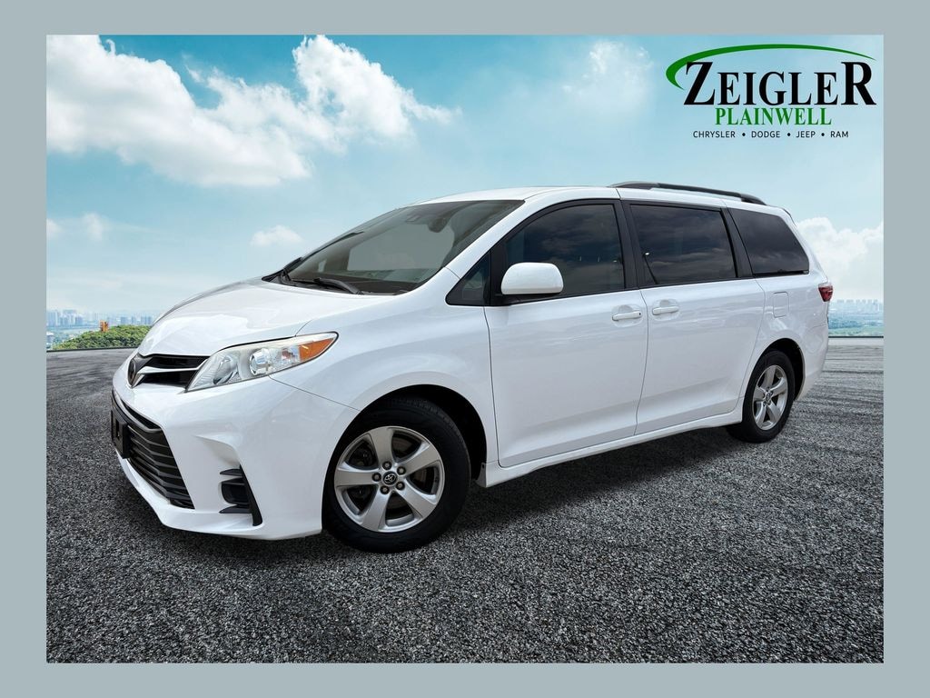 Used 2018 Toyota Sienna LE 8 Passenger Van Passenger Van