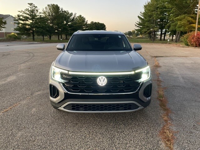 2025 Volkswagen Atlas Cross Sport SE Technology photo 2