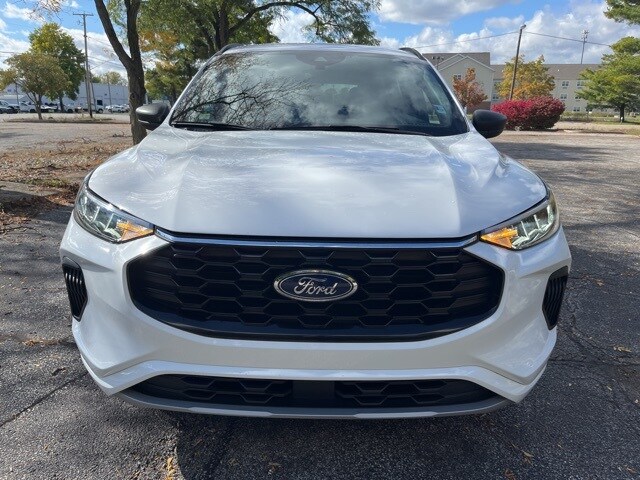 2023 Ford Escape ST-Line photo 2