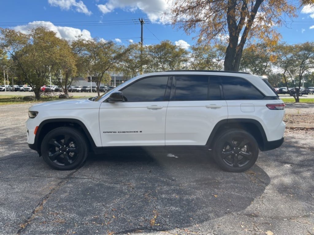 Used 2023 Jeep Grand Cherokee Laredo SUV