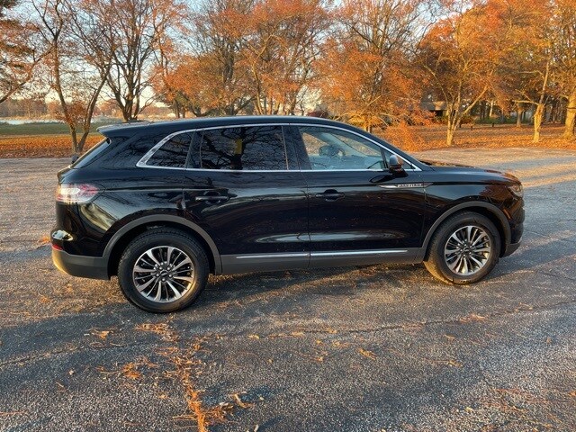 2023 Lincoln Nautilus Reserve photo 3