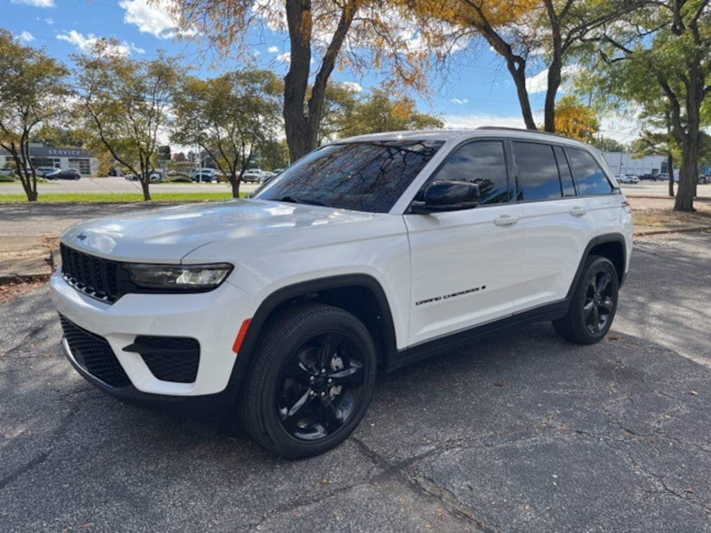 Used 2023 Jeep Grand Cherokee Laredo SUV