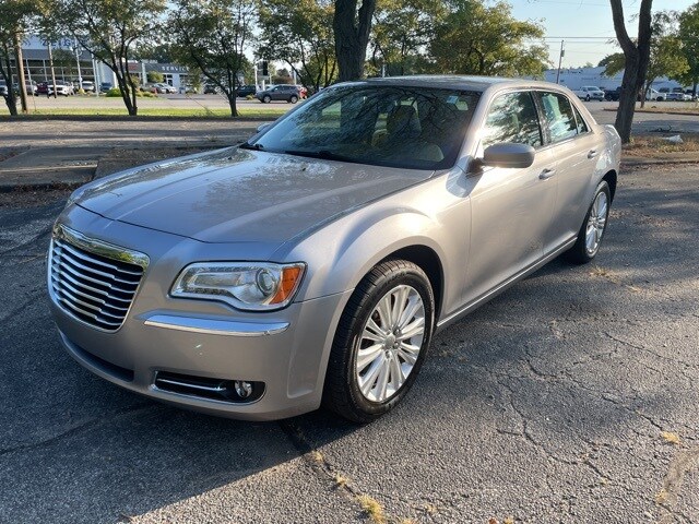 2014 Chrysler 300 Base photo 3