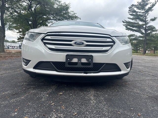 2015 Ford Taurus Limited photo 2