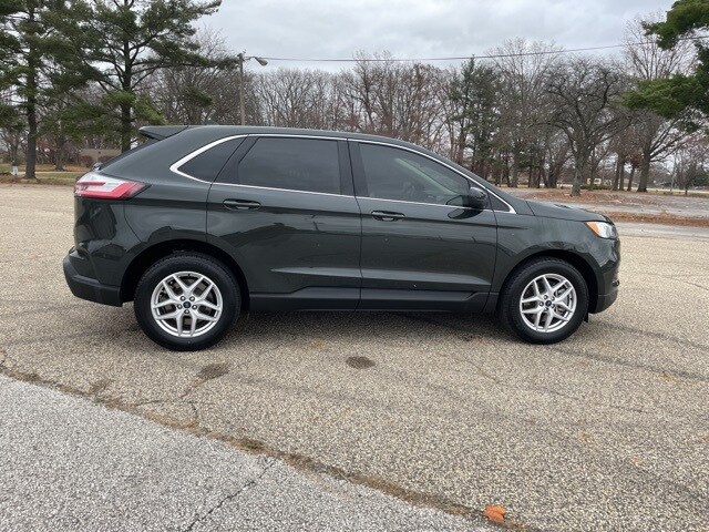 2022 Ford Edge SEL photo 2