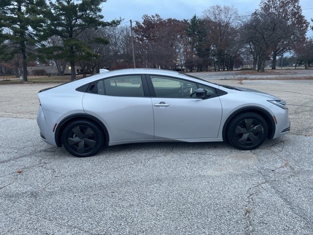 2024 Toyota Prius LE photo 2